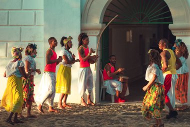Brezilya, Salvador 'da renkli giysiler içinde Bahia halkının bir araya gelişi.