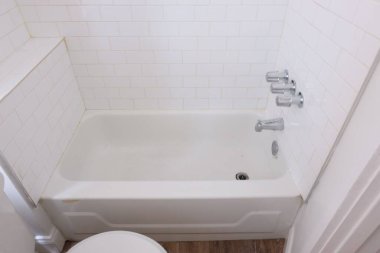 Kiralık boş bir dairedeki beyaz küvet.