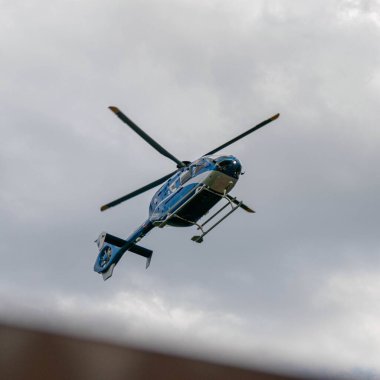 Çek Cumhuriyeti EMS helikopterinin bulutlu bir gökyüzüne düşük açılı görüntüsü