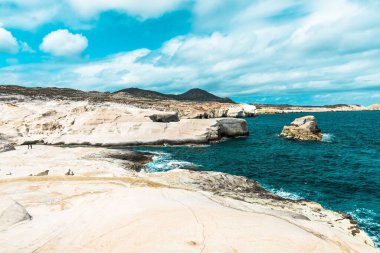 Yunanistan 'ın Milos kentindeki Sarakiniko plajının manzaralı bir manzarası