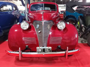 Eski kırmızı 1939 Chevrolet Chevrolet Master coupe, yazan GM. Sergi salonu. Ön manzara. Krom. Izgara. Klasik araba şovu..