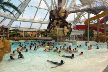 Wavre 'deki Walibi tema parkında eğlenen bir sürü insan.