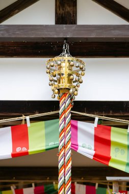Kamigamo Jinja Tapınağı 'ndaki geleneksel bir binanın çanları.