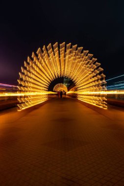 Hong Kong, Kowloon limanındaki aydınlık kemerlerin dikey görüntüsü.