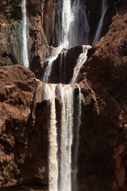 Ouzoud şelalesinin dikey görüntüsü Marakeş Fas