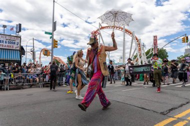18 Haziran 2022 'de Coney Adası' ndaki 40. Geleneksel Denizkızı Geçidi 'nde yürüyen ve dans eden insanların görüntüsü