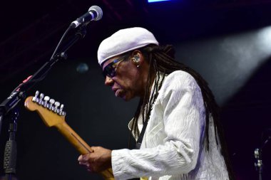Bristol Harbour Festivali, Bristol Amfitiyatrosu, Bristol, İngiltere 'de Nil Rodgers ve Chic performanslarını sergilediler. 13 Temmuz 2022.