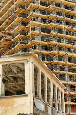 İnşaat alanındaki bitmemiş binaların dikey görüntüsü.