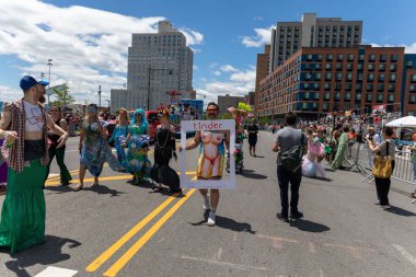 18 Haziran 2022 'de Coney Adası' ndaki 40. Yıllık Denizkızı Geçidi 'ndeki insanların manzarası.