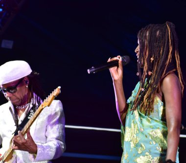 Bristol Harbour Festivali, Bristol Amfitiyatrosu, Bristol, İngiltere 'de Nil Rodgers ve Chic performanslarını sergilediler. 13 Temmuz 2022.