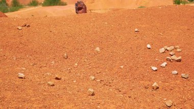 boksit madeninde kırmızı taşlar ve taşlar. Gant, Macaristan - Tele view