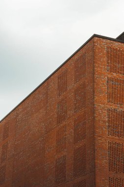 Gündüz vakti Hamburg, Almanya 'da bir şehir binasının dikey görüntüsü