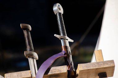 Tarihi canlandırma için ortaçağ kılıçları