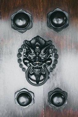 Hong Kong, Kowloon 'daki Budist Chi Lin Nunnery' nin kapı tokmağı.