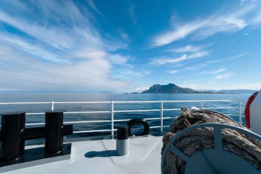 Norveç 'te bir yattan görülen Lofoten adalarının güzel bir manzarası.