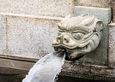 Bir ejderha Chi Lin Nunnery, Hong Kong 'da su püskürtüyor.