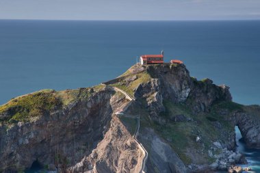 İspanya 'daki Gaztelugatxe adasının güzel manzarası.