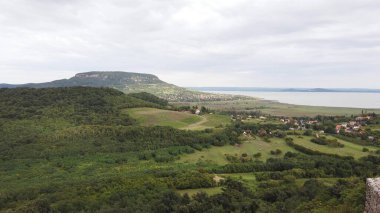 Badacsony tepelerindeki Szigliget şatosundan manzara.