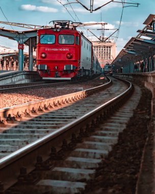 Bükreş 'teki Kuzey Tren İstasyonu' ndaki (Gara de Nord) kırmızı trenin dikey görüntüsü