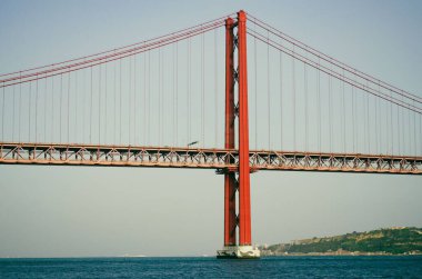 Kaliforniya 'da San Francisco girişindeki ünlü Golden Gate Köprüsü.