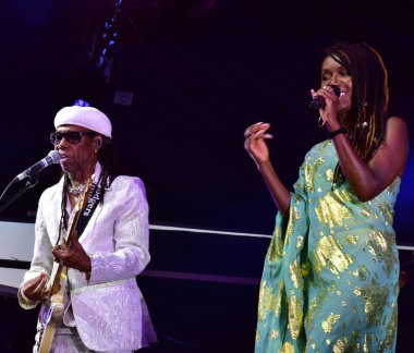 Bristol Harbour Festivali, Bristol Amfitiyatrosu, Bristol, İngiltere 'de Nil Rodgers ve Chic performanslarını sergilediler. 13 Temmuz 2022.