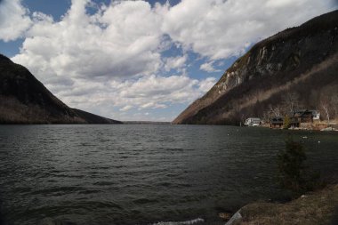 Westmore 'daki tepelerin oradaki Willoughby Gölü.