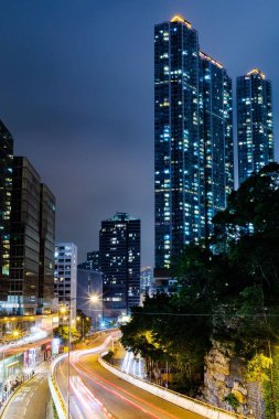 Aydınlatılmış gökdelenlerin dikey uzun pozlama görüntüsü
