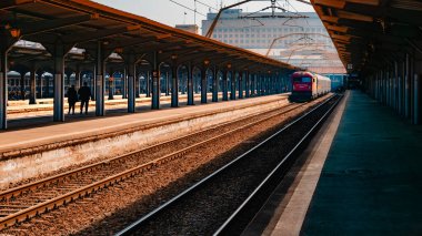 Bükreş 'teki Kuzey Tren İstasyonu' nda (Gara de Nord) bir tren.