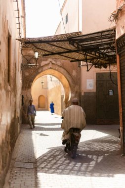 Marakeş Fas 'taki sokak hayatının dikey çekimi.