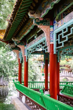 İsviçre 'nin Zürih kentindeki eski bir binanın alçak açılı görüntüsü.