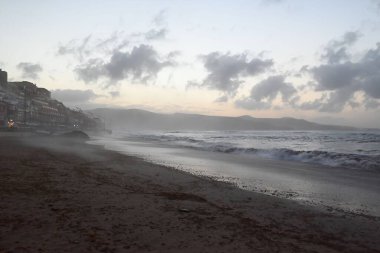 Gün batımında Las Palmas de Gran Canaria plajı (Gran Canaria, Kanarya Adaları)