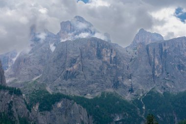 Yumuşak bulutlar kayalık dağların üzerinde