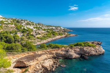 Ibiza Adası, deniz manzarası okyanusun ve tipik'ın kıyısında evler.