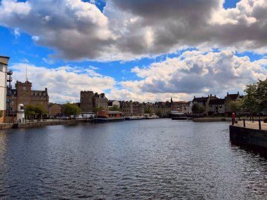Edinburgh, İskoçya 'daki Leith Limanı mavi bulutlu arka planda