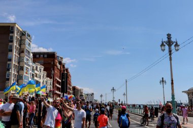 Brighton Onur Yürüyüşü 'nde yürüyen kalabalık