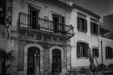 Sicilya, İtalya 'daki sevimli antik binaların yakından gri tonlu manzarası.