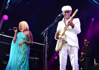 Bristol Harbour Festivali, Bristol Amfitiyatrosu, Bristol, İngiltere 'de Nil Rodgers ve Chic performanslarını sergilediler. 13 Temmuz 2022.