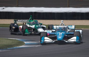 Indianapolis Grand Prix elemeleri sırasında yarışan arabaların görüntüsü
