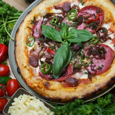 Lezzetli taze pizza ve malzemeler.