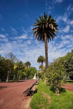 İspanya 'nın Bilbao kentindeki güzel Bayan Casilda Iturrizar parkının arka planda açık mavi bir görüntüsü.