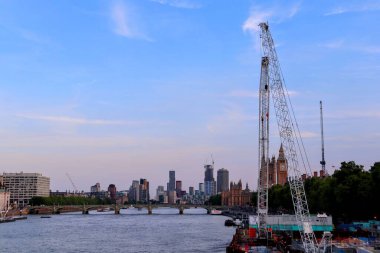 Westminster Köprüsü 'nün arka planında Westminster Sarayı ve Big Ben' in olduğu gün batımı manzarası.