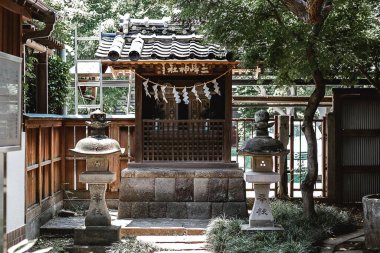 Bir Çin tapınağının avlusu.