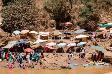 Ouzoud Şelalesi 'nde banyo yapan turistler. Marakeş, Fas