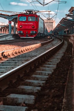 Bükreş 'teki Kuzey Tren İstasyonu' ndaki (Gara de Nord) kırmızı trenin dikey görüntüsü