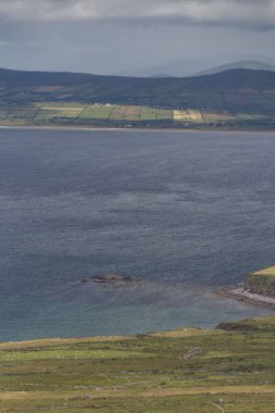 İrlanda 'da huzurlu göl manzarası, manzaralar ve tepeler