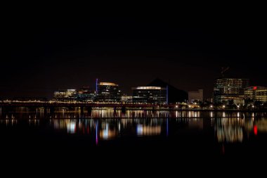 Tempe 'nin gece manzarası. Phoenix 'in doğusu, Arizona, ABD.