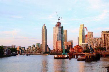 Londra Chelsea Köprüsü 'nden Vaux gökdelenlerinin günbatımı manzarası