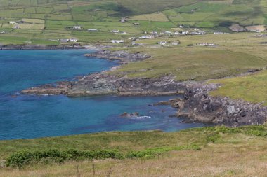 İrlanda 'nın huzurlu göl kıyısındaki resimli uçurumlar