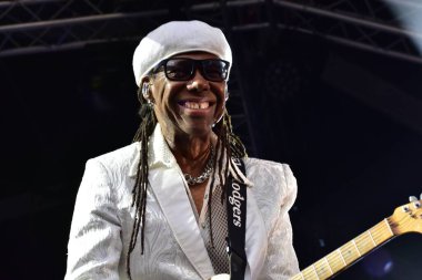 Bristol Harbour Festivali, Bristol Amfitiyatrosu, Bristol, İngiltere 'de Nil Rodgers ve Chic performanslarını sergilediler. 13 Temmuz 2022.