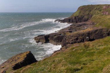 Denizde kayalık bir uçurum manzarası